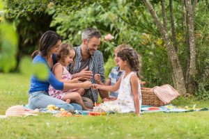 rodina na dece piknik jídlo v parku